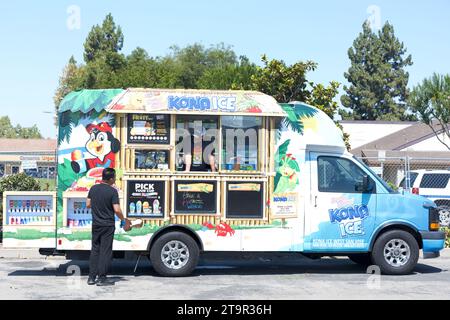 Fremont, KALIFORNIEN - 19. August 2023: Teilnehmer am FOG Festival, Festival of the Globe, früher bekannt als Festival of India. Kona Ice Messeverkäufer Stockfoto