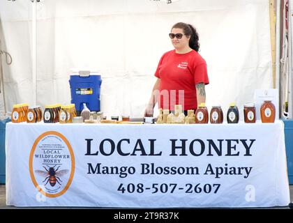 Fremont, KALIFORNIEN - 19. August 2023: Teilnehmer am FOG Festival, Festival of the Globe, früher bekannt als Festival of India. Lokaler Honey-Stand eingerichtet Stockfoto