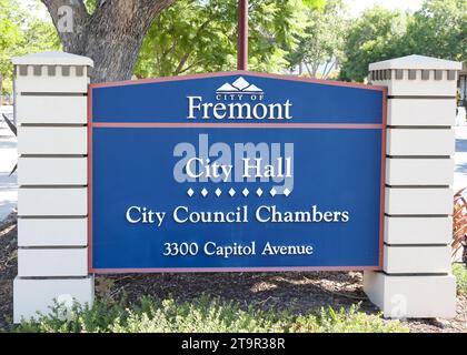 Fremont, CA - 20. August 2023: Nahaufnahme des Schilds zum Rathaus von Fremont. Fremont ist eine Stadt in der kalifornischen San Francisco Bay Area. Stockfoto