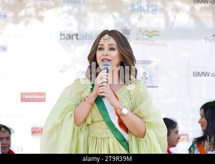 Fremont, KALIFORNIEN - 20. August 2023: Grand Marshal Mahima Chaudhry spricht beim FOG Festival. Eine jährliche Feier des indischen Erbes und der Kultur für die e Stockfoto