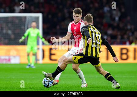 AMSTERDAM, NIEDERLANDE - 25. NOVEMBER: Anton Gaaei (AFC AJAX) und Enzo Cornelisse (Vitesse Arnhem) kämpfen um den Ball während des Eredivisie-Spiels Stockfoto