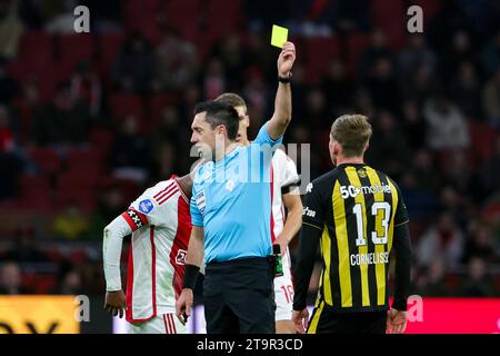 AMSTERDAM, NIEDERLANDE - 25. NOVEMBER: Dennis Higler gibt auch eine gelbe Karte Enzo Cornelisse (Vitesse Arnhem) zeigt die gelbe Karte während der Eredivis Stockfoto