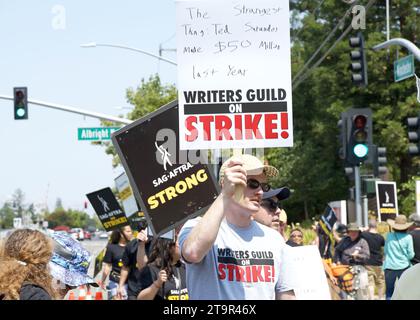 Los Gatos, KALIFORNIEN - 22. August 2023: Nordkalifornische Mitglieder der sag-AFTRA streiken in Solidarität mit der Writers Guild of America vor der ne Stockfoto