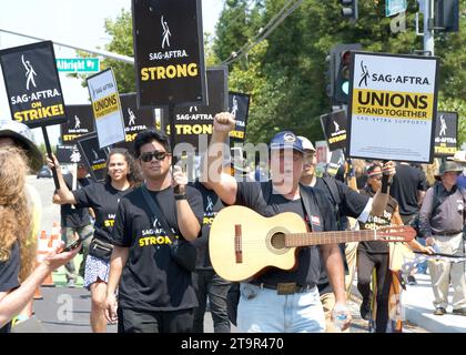 Los Gatos, KALIFORNIEN - 22. August 2023: Nordkalifornische Mitglieder der sag-AFTRA streiken in Solidarität mit der Writers Guild of America vor der ne Stockfoto