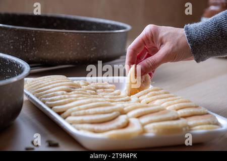 Die Hand hält Qatayef und wird gefüllt Stockfoto