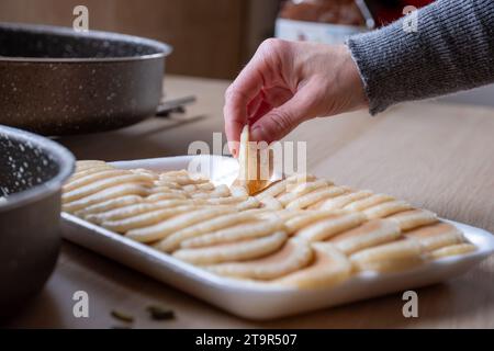 Die Hand hält Qatayef und wird gefüllt Stockfoto