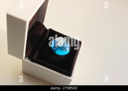 Weiße Würfel Schmuckschatulle Mit Blauem Kristall Glattem Stein Isoliertes Studio Foto Stockfoto