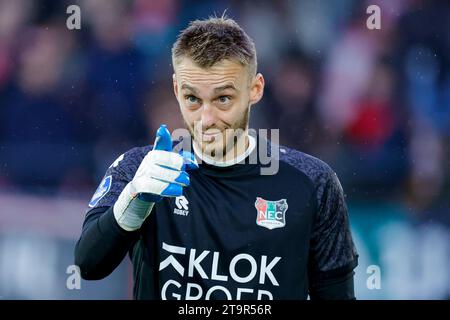 NIJMEGEN, NIEDERLANDE - 26. NOVEMBER: Torhüter Jasper Cillessen (NEC Nijmegen) sieht beim Eredivisie-Spiel von NEC Nijmegen zu und geht voran Eagl Stockfoto