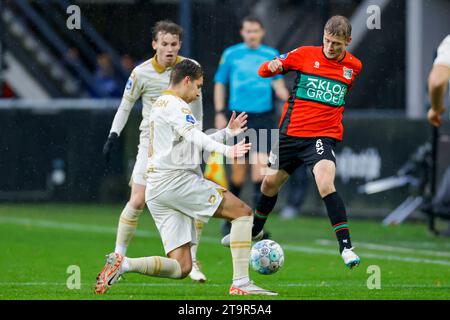 NIJMEGEN, NIEDERLANDE - 26. NOVEMBER: Evert Linthorst (Go Ahead Eagles) und Magnus Mattsson (NEC Nijmegen) kämpfen um den Ball während der Eredivisie mA Stockfoto