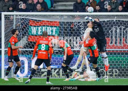 NIJMEGEN, NIEDERLANDE - 26. NOVEMBER: Torhüter Jasper Cillessen (NEC Nijmegen) und Victor Edvardsen (Go Ahead Eagles) kämpfen um den Ball Stockfoto