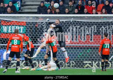 NIJMEGEN, NIEDERLANDE - 26. NOVEMBER: Torhüter Jasper Cillessen (NEC Nijmegen) und Victor Edvardsen (Go Ahead Eagles) kämpfen um den Ball Stockfoto