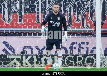 NIJMEGEN, NIEDERLANDE - 26. NOVEMBER: Torhüter Jasper Cillessen (NEC Nijmegen) kontrolliert den Ball während des Eredivisie-Spiels von NEC Nijmegen und geht A Stockfoto