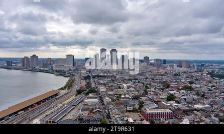 Aus der Vogelperspektive auf die Innenstadt von New Orleans, Louisiana und den Mississippi River an einem bewölkten Novembertag Stockfoto