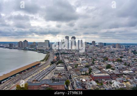 Aus der Vogelperspektive auf die Innenstadt von New Orleans, Louisiana und den Mississippi River an einem bewölkten Novembertag Stockfoto