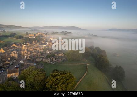 Marktstadt Hawes früh an einem nebeligen Sommermorgen, Yorkshire Dales National Park, Großbritannien. Stockfoto