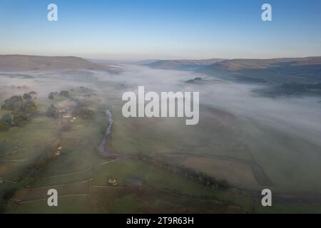 Am frühen Morgen Nebel über der Landschaft in der Nähe von Hawes im Yorkshire Dales National Park, Großbritannien. Stockfoto