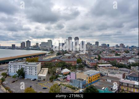 Aus der Vogelperspektive auf die Innenstadt von New Orleans, Louisiana und den Mississippi River an einem bewölkten Novembertag Stockfoto