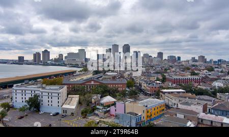 Aus der Vogelperspektive auf die Innenstadt von New Orleans, Louisiana und den Mississippi River an einem bewölkten Novembertag Stockfoto