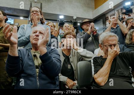 Shefayim, Tel Aviv, Israel. November 2023. 26. November 2023: Evakuierte aus Gaza-Stadt beobachten die Freilassung der Entführten aus Gaza im Hotel Shafim, wo sie seit dem Massaker der Hamas am 7. Oktober wohnen. (Kreditbild: © Ofir Berman/ZUMA Press Wire) NUR REDAKTIONELLE VERWENDUNG! Nicht für kommerzielle ZWECKE! Stockfoto