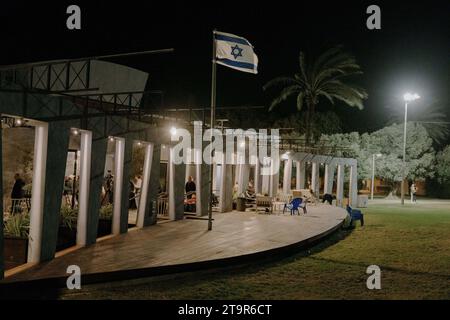 Shefayim, Tel Aviv, Israel. November 2023. 26. November 2023: Das Hotel, in dem Evakuierte aus Kibbutzh Kfar Azza die Freilassung der Entführten aus Gaza beobachten. (Kreditbild: © Ofir Berman/ZUMA Press Wire) NUR REDAKTIONELLE VERWENDUNG! Nicht für kommerzielle ZWECKE! Stockfoto