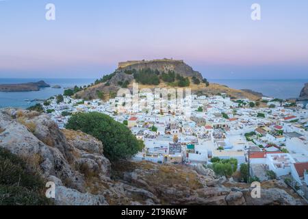 Wunderschönes Dorf Lindos in der Abenddämmerung, Insel Rhodos - griechisch Stockfoto