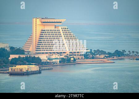 Blick aus der Vogelperspektive auf das Sheraton Grand Doha Resort von der Corniche Waterfront Stockfoto