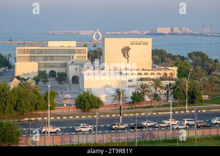 Blick auf das Qatar National Theatre von außen vom Bidda Park Doha Corniche Stockfoto