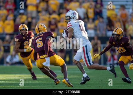 Arizona Wildcats Wide Receiver Tetairoa McMillan (4) fängt einen Pass zwischen zwei Verteidigern während eines NCAA Football Spiels gegen die Arizona State Sun Devils am Samstag, den 25. November 2023, in Tempe. Arizona. Arizona besiegt Arizona State 59-23 (Marcus Wilkins/Image of Sport) Stockfoto