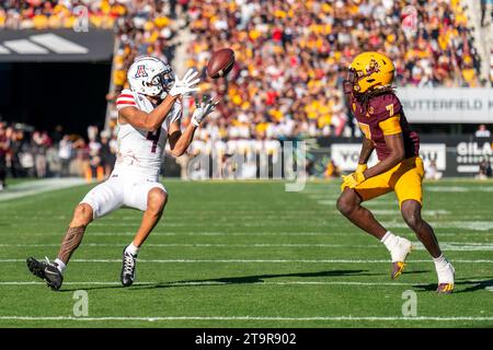 Arizona Wildcats Wide Receiver Tetairoa McMillan (4) fängt einen Wide Open Pass während eines NCAA Football Spiels gegen die Arizona State Sun Devils am Samstag, den 25. November 2023, in Tempe, Arizona. Arizona besiegt Arizona State 59-23 (Marcus Wilkins/Image of Sport) Stockfoto