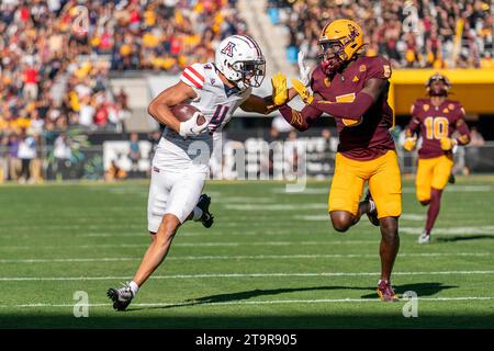 Arizona Wildcats Wide Receiver Tetairoa McMillan (4) Steifer Arms Defensivspieler während eines NCAA Football Spiels gegen die Arizona State Sun Devils am Samstag, 25. November 2023, in Tempe, Arizona. Arizona besiegt Arizona State 59-23 (Marcus Wilkins/Image of Sport) Stockfoto