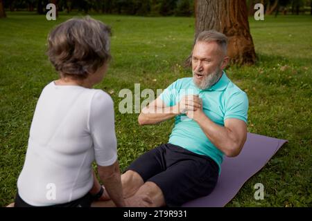 Glückliche ältere Rentner beim Training im Park Stockfoto