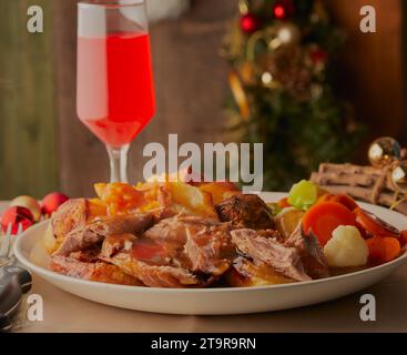 Weihnachtsessen mit truthahn und Deko und einem Glas Rotwein. Stockfoto