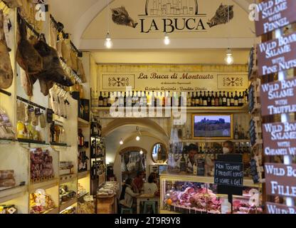 San Gimignano, Italien - 17. September 2022: Ein Geschäft mit lokalen und typisch italienischen Produkten im historischen Zentrum von San Gimignano, Toskana. Stockfoto