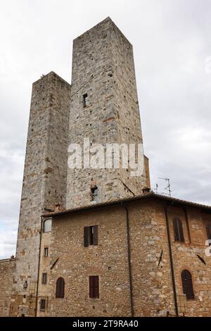 Die Salvucci Towers, auch Twin Towers genannt, in der Altstadt von San Gimignano, Toskana, Italien Stockfoto