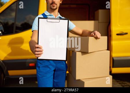 Nahaufnahme des Zustellers mit leerer Checkliste in der Zwischenablage Stockfoto