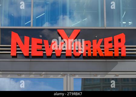 Logo Textilgeschäft NewYorker, Mitte, Berlin, Deutschland *** Logo Textilgeschäft NewYorker, Mitte, Berlin, Deutschland Credit: Imago/Alamy Live News Stockfoto