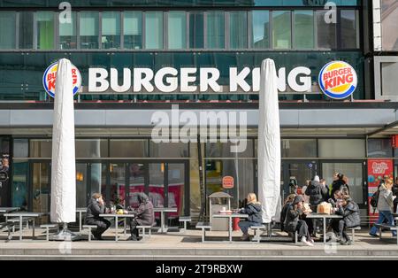 Burgerking, Alexanderplatz, Mitte, Berlin, Deutschland *** Burgerking, Alexanderplatz, Mitte, Berlin, Deutschland Credit: Imago/Alamy Live News Stockfoto