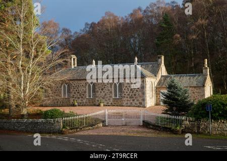Schottisches Haus in der Wintersonne. Ardclach, Schottland Stockfoto