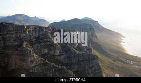 Eine allgemeine Ansicht der hinteren Slops der 12 Apostel am Tafelberg im Abendlicht. Kapstadt, Südafrika. Stockfoto
