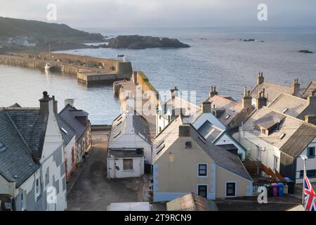 Hausdächer entlang der Küste. Findochty, Moray, Schottland Stockfoto