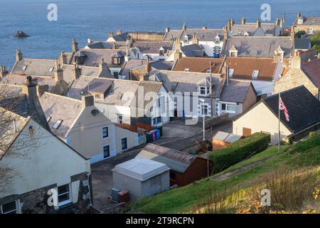 Hausdächer entlang der Küste. Findochty, Moray, Schottland Stockfoto