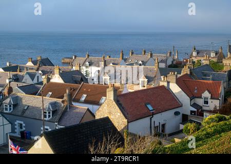 Hausdächer entlang der Küste. Findochty, Moray, Schottland Stockfoto