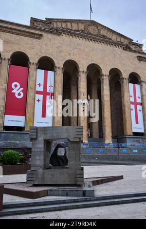 Parlamentsgebäude, Parlament, vorne links ein Denkmal für die Opfer des 9. April 1989, am Rustawelis Gamsiri, Tiflis, Tiflis, Tiflis, Georgien Stockfoto