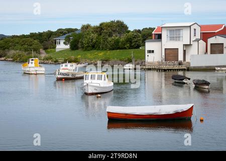 Boote und Bootshäuser, Flussmündung des Hutt River, Hikoikoi, Petone, Hutt City, Wellington, Nordinsel, Neuseeland Stockfoto