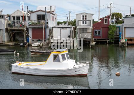 Boote und Bootshäuser, Flussmündung des Hutt River, Hikoikoi, Petone, Hutt City, Wellington, Nordinsel, Neuseeland Stockfoto