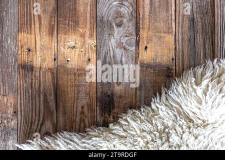 Textur eines weißen Teppichs mit langem Stapel auf Holzboden. Stockfoto