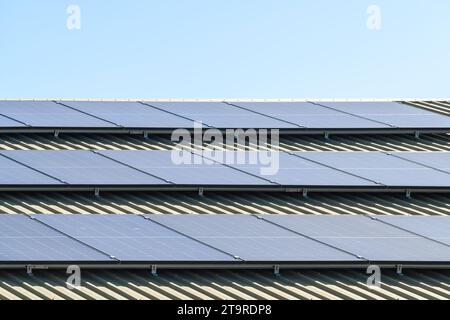 Neue Solarpaneele auf dem Dach eines Hauses in South Australia vor klarem blauem Himmel installiert Stockfoto