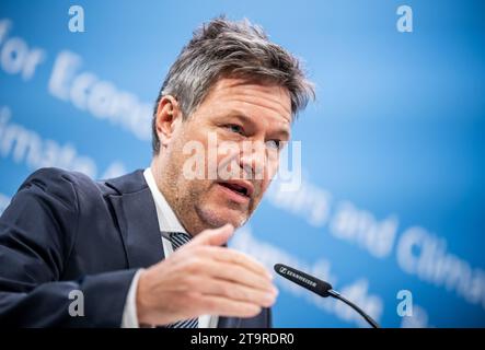 Berlin, Deutschland. November 2023. Robert Habeck (Bündnis 90/die Grünen), Bundesminister für Wirtschaft und Klimaschutz, spricht auf einer Pressekonferenz im Anschluss an das Treffen der Wirtschaftsminister der länder zu den Folgen des Haushaltsurteils des Bundesverfassungsgerichts. Quelle: Michael Kappeler/dpa/Alamy Live News Stockfoto