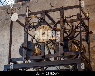 Nahaufnahme der Arbeiten der alten Turret Clock, die 1685 von Hercules Hastings hergestellt wurde; St John's Church, Burford, Gloucestershire, Großbritannien Stockfoto