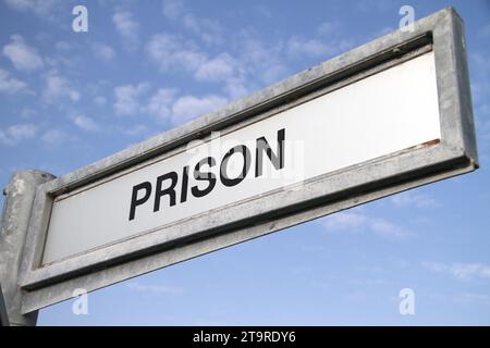Eine allgemeine Sicht auf ein Richtungszeichen für Gefängnisse. Stockfoto